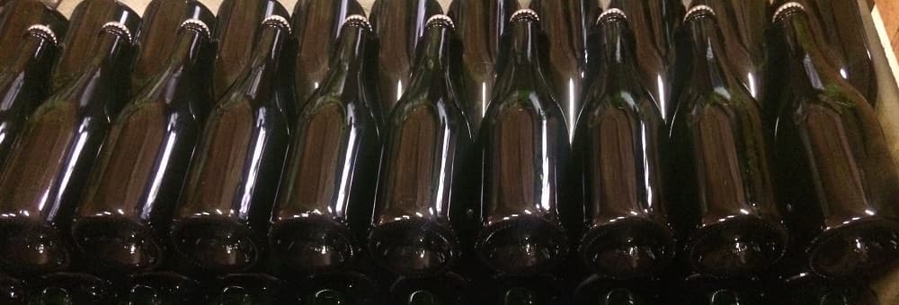 Le vin de la vendange 2019 mis en bouteille dans les caves du producteur de Champagne en avril