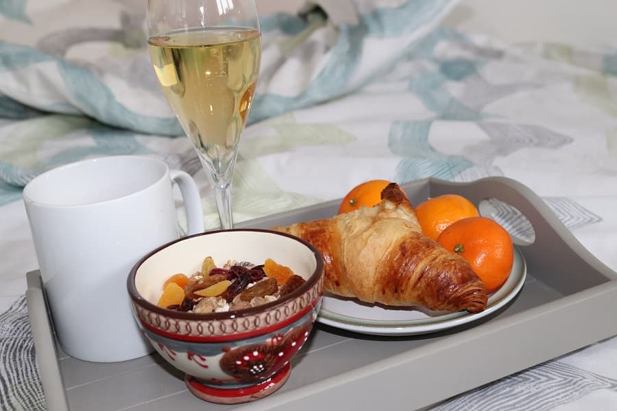 Petit d&eacute;jeuner au lit au champagne