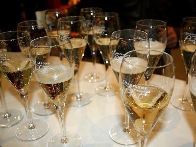 dégustation d'un champagne de producteur dans ses caves