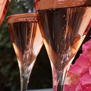 Petite bouteille de Champagne ros&eacute; pour un ap&eacute;ritif plaisir