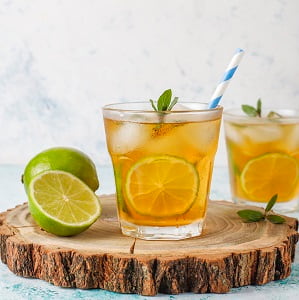 Cocktail au ratafia pour apéritif en été 