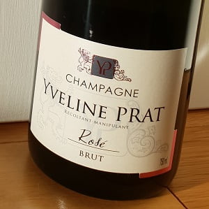 Demi-bouteille de champagne ros&eacute; de vigneron r&eacute;coltant manipulant