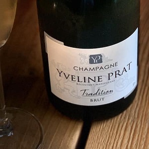 Ap&eacute;ritif au Champagne de producteur avec une mini bouteille