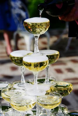 Pyramide de flutes de champagne pour un mariage ou un anniversaire de mariage