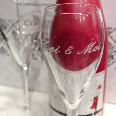Flute de champagne grav&eacute;e pour la saint valentin ou un mariage