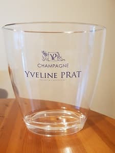 Seau &agrave; champagne poru rafraichir le champagne d un producteur