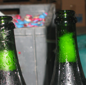 Les bouteilles de champagne sont decapsul&eacute;es et sous l effet de la pression le d&eacute;pot est expuls&eacute;