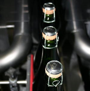 Bouteille de champagne recouverte du bouchon en liege et muselet et capsule de champagne