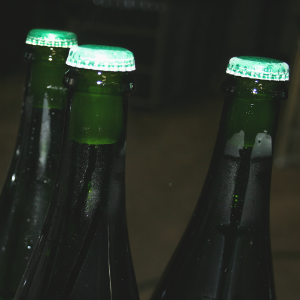 Le d&eacute;pot de levure est pris en glace dans le col de la bouteille de champagne