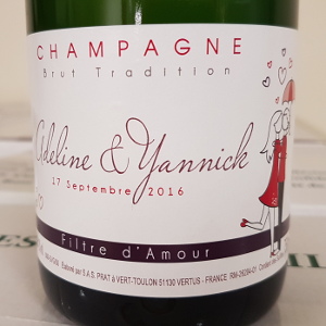 Etiquette personnalisee posee manuellement sur les bouteilles de champagne