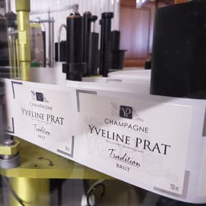 La pose des &eacute;tiquettes de champagne