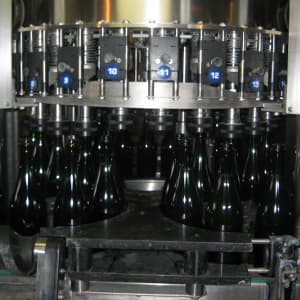 Remplissage des bouteilles lors du tirage pour cr&eacute;er de bon champagne